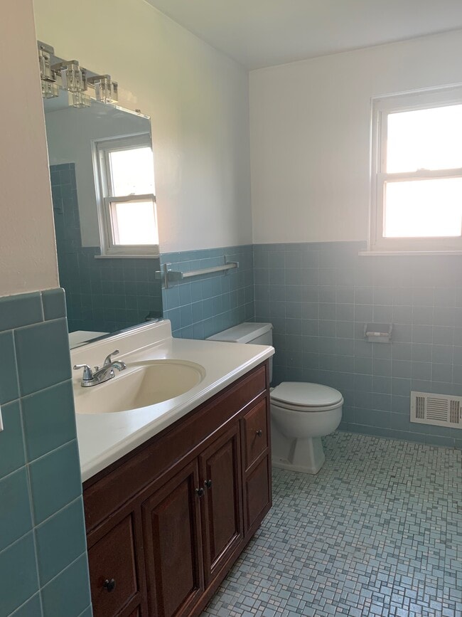 Building Photo - 33 Teakwood Ln