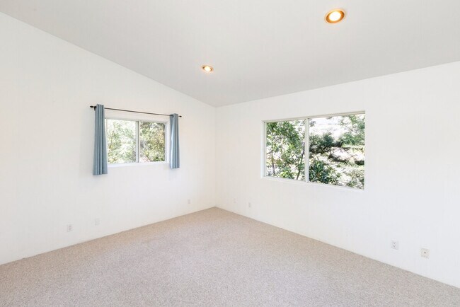 Building Photo - 898 Veronica Springs Rd