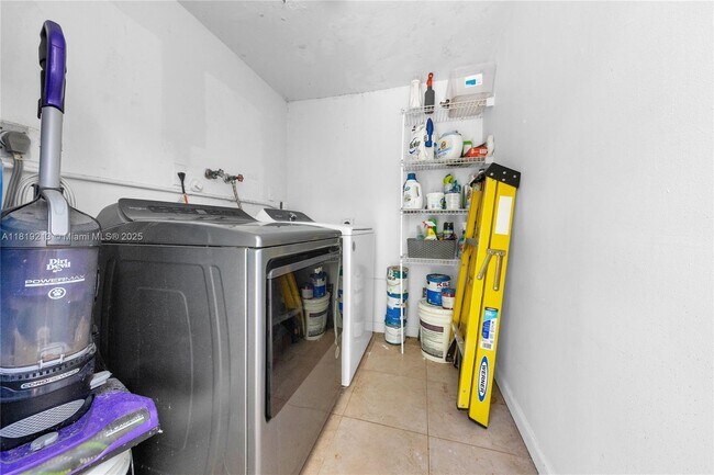 Building Photo - 307 SW 11th Ct