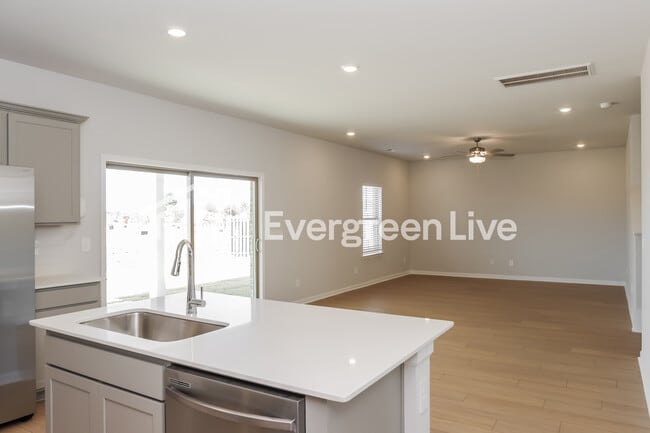 Building Photo - 16907 Whispering Pnes Dr