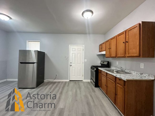 Building Photo - 4 Bedroom Home with Fenced Yard and Eat In Kitchen on Linnard Street