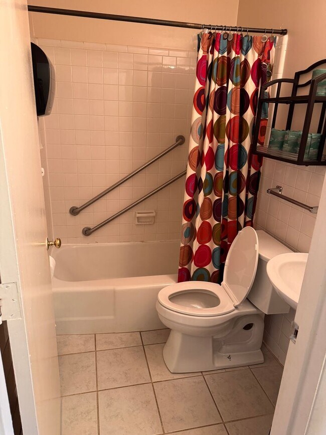 Building Photo - 5 Bedroom || 3 Bathroom Home with All Util...