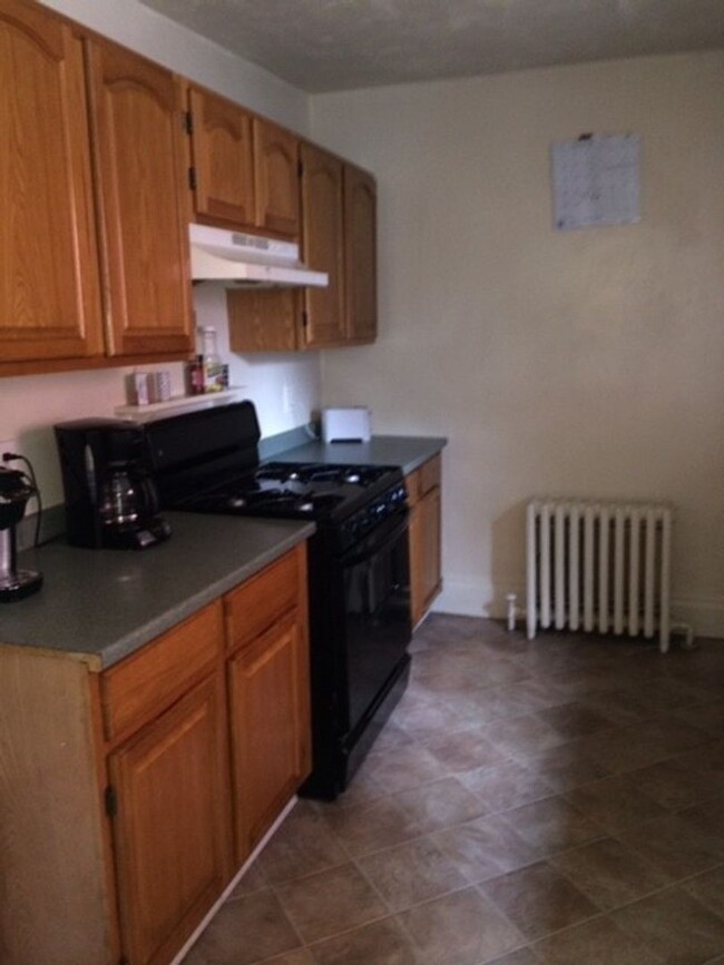 Primary Photo - Four Bedroom Two Bath Off Campus Student H...