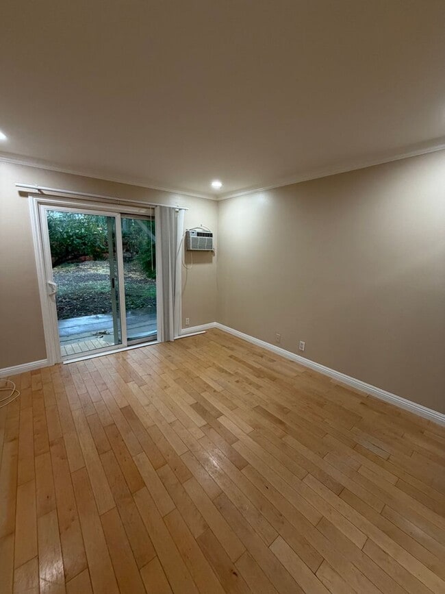 Building Photo - Large pool home with lots of space and gue...