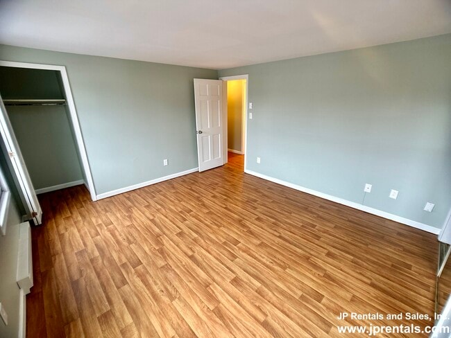 Building Photo - 638 Canterbury St