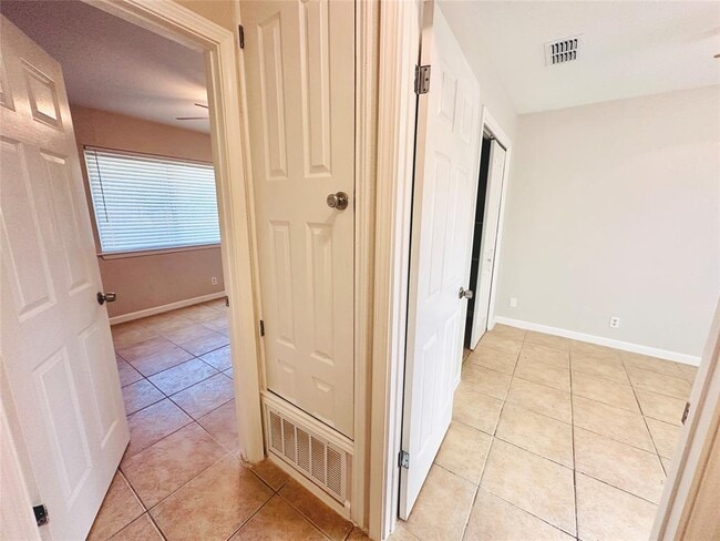 Building Photo - 4748 Suburban Dr