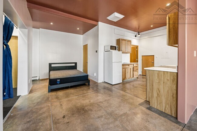 Building Photo - Bright Midtown Studio Loft