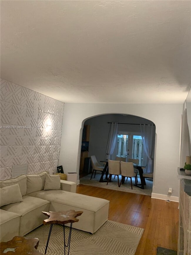 Building Photo - 329 W 28th St