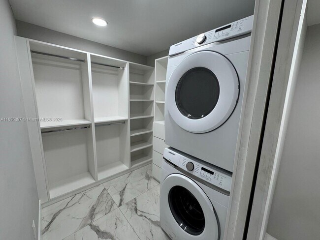 Building Photo - 15011 Coconut Ct