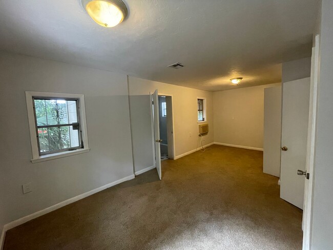 Building Photo - AVAILABLE FOR FALL!!! Amazing 2 Bedroom Ho...