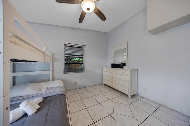 Building Photo - 526 S 28th Ave