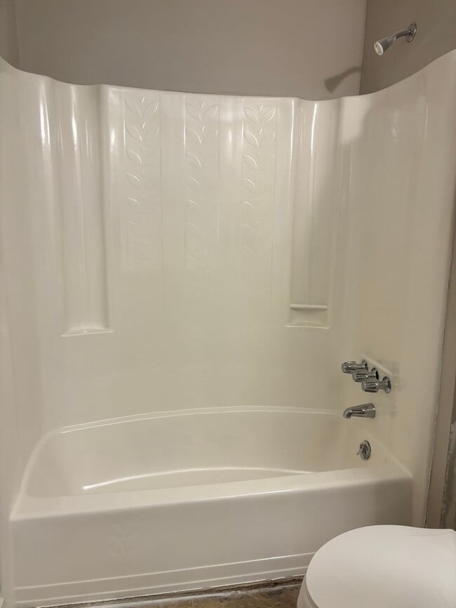 Building Photo - Spacious 2 Bed, 1 Bath Minutes from Uptown