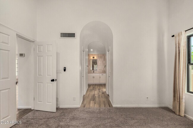 Building Photo - 687 E Park Ave