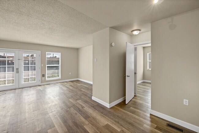 Building Photo - 404 Sunny Ln