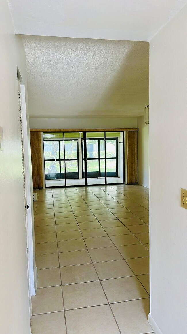 Building Photo - 3377 Lucerne Park Dr
