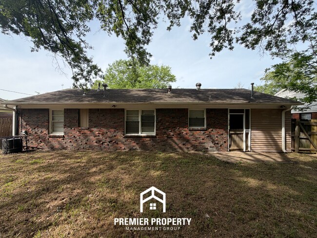 Building Photo - Charming 3BR/2BA in High-Demand 38117 | Hardwood Floors & Fenced Yard