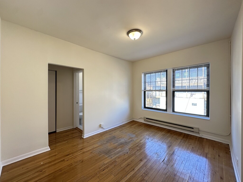 Building Photo - 700 W Cornelia Ave