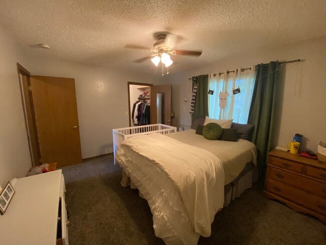 Building Photo - 3 bedroom 1.5 bath Twin Home