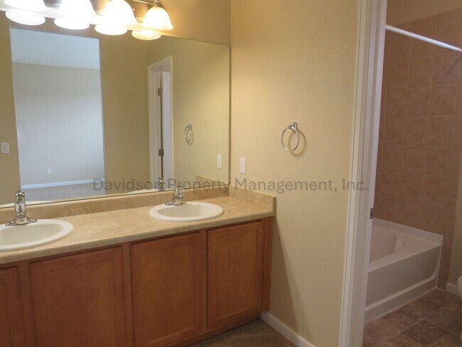 Building Photo - 7641 Autumn Knoll Dr