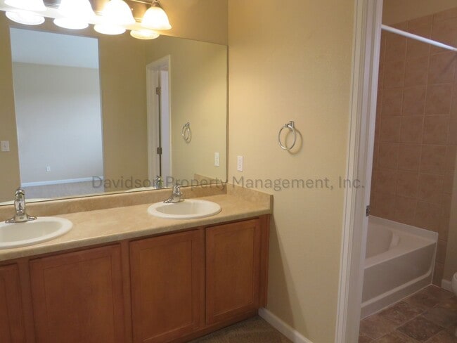 Building Photo - Cozy 3 Bedroom House in Stetson Hills