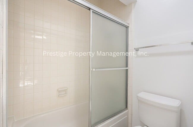 Building Photo - Beautiful Townhouse Overlooking The Golf C...