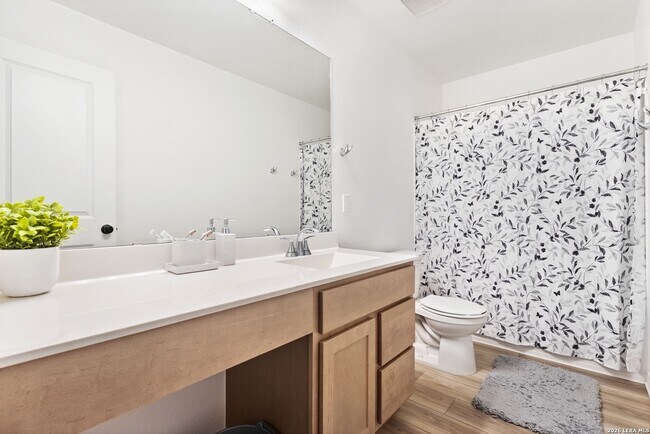 Building Photo - Charming Home Awaits: Spacious & Modern Living in a Prime Location