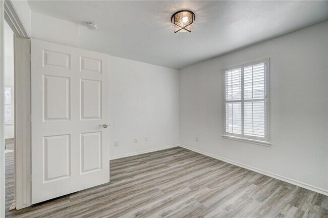 Building Photo - Absolutely Adorable, 2 bed, 2 bath, 2 car + study