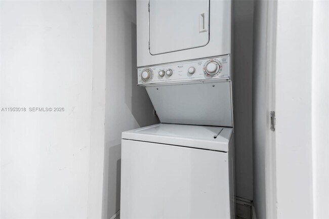 Building Photo - 1050 Brickell Ave