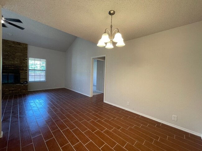 Building Photo - AVAILABLE NOW 2 BED 2 BATH TOWNHOME IN CLE...