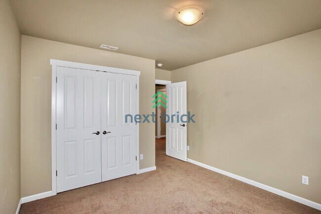 Building Photo - 3 Bed and 2.5 Bath Single-family Home Avai...