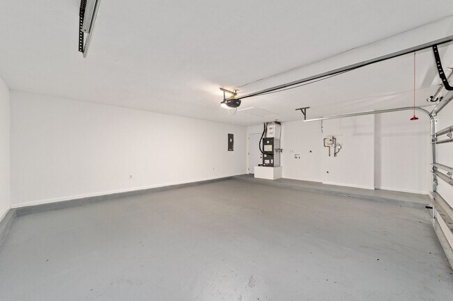 Building Photo - Beautifully Renovated 3 Bed 2 Bath Home in...