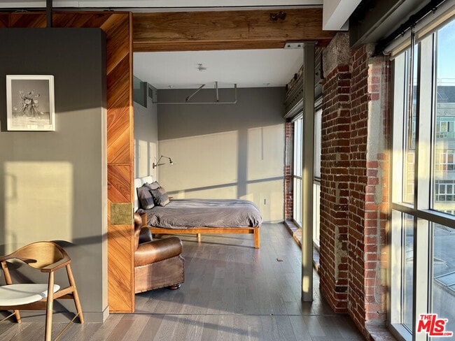 Building Photo - 527 Molino St