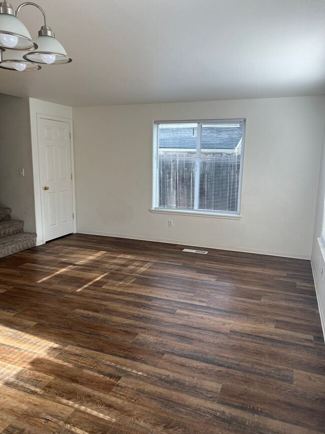 Building Photo - Lovely 3 bedroom, 2.5 bath home with laundry, near schools