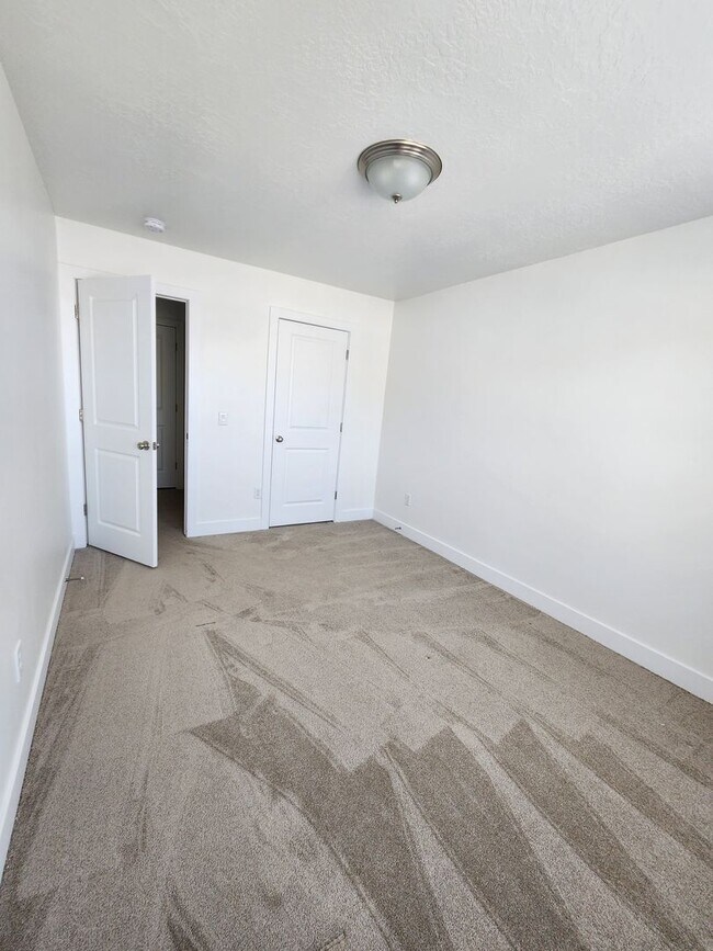 Building Photo - Beautiful Modern Townhome with Spacious La...