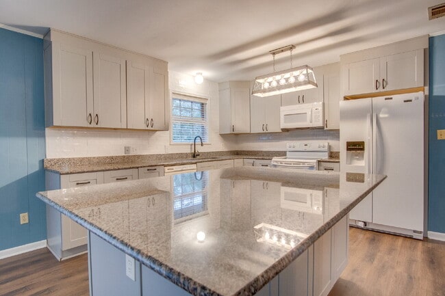 Building Photo - Beautiful 3BR Home in North Hill – Special: ½ Off Deposit for Active-Duty Military!