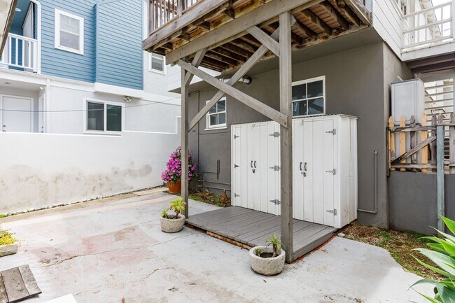 Building Photo - 502 Poinsettia Ave