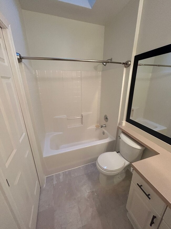 Building Photo - 3 Bed, 2 bath 3rd floor Condo w/garage in ...