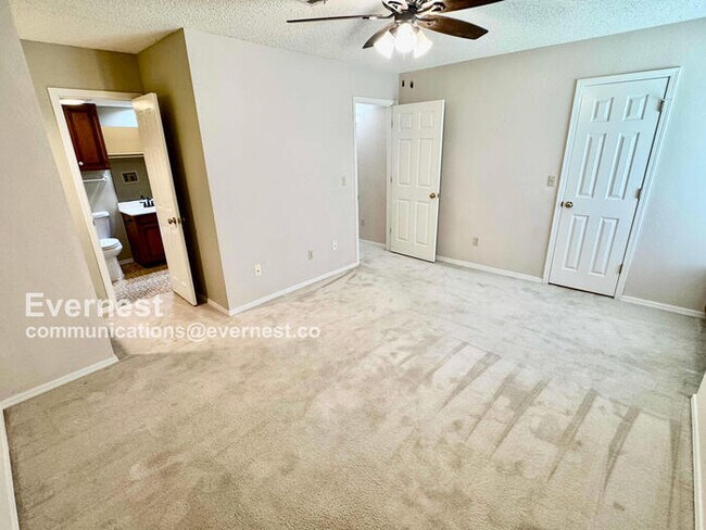 Building Photo - Lovely 2-Bedroom Home with Modern comforts...