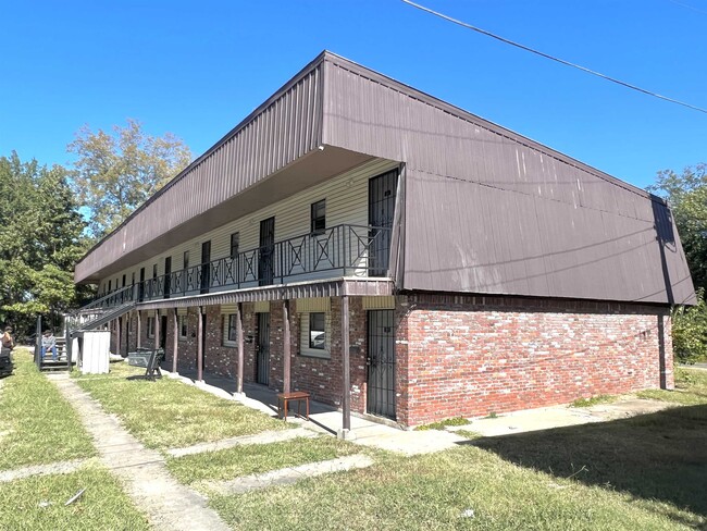 Building Photo - 3201 S Fir St