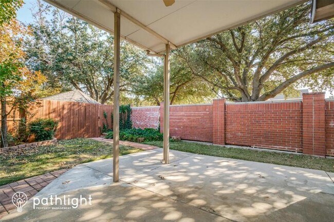 Building Photo - 2885 Ridgedale Dr