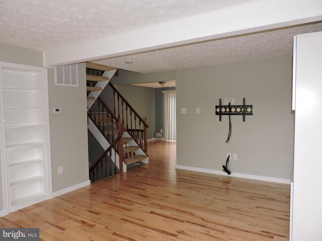 Building Photo - 7813 Breezy Down Terrace