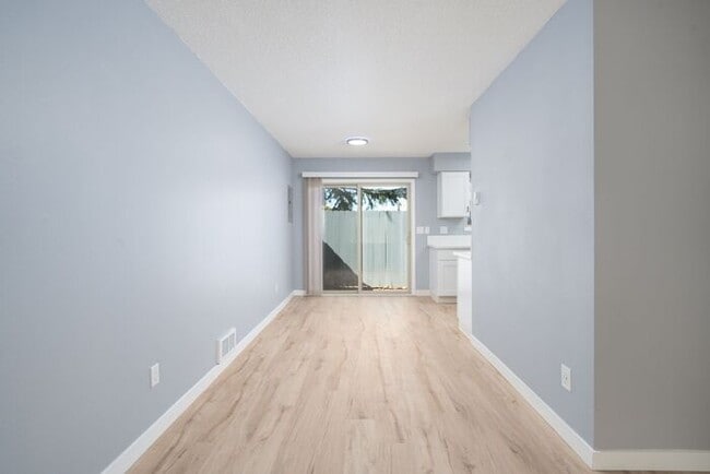 Building Photo - Recently remodeled 2 bedroom 1 bath unit! ...