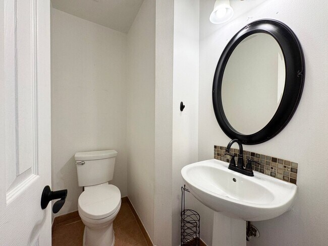 Building Photo - Spacious 2 Primary Beds 1 Den 3.5 Bath Townhome In Vibrant Sycamore Hill