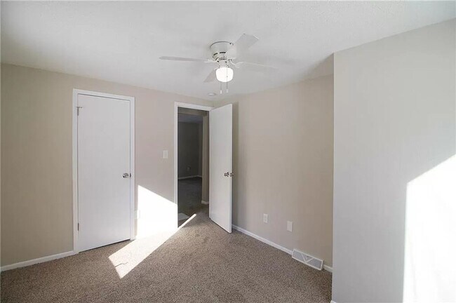 Building Photo - Updated 2 Bed 1 Bath