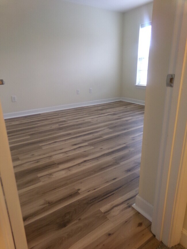 Building Photo - 1041 Fairway Ln