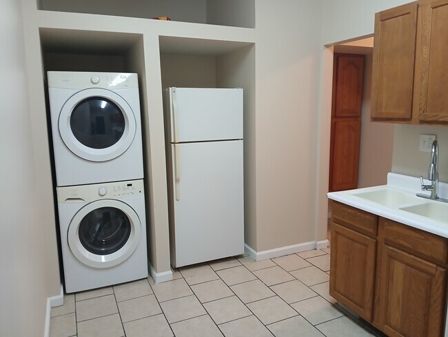 Building Photo - 705 S Poplar St