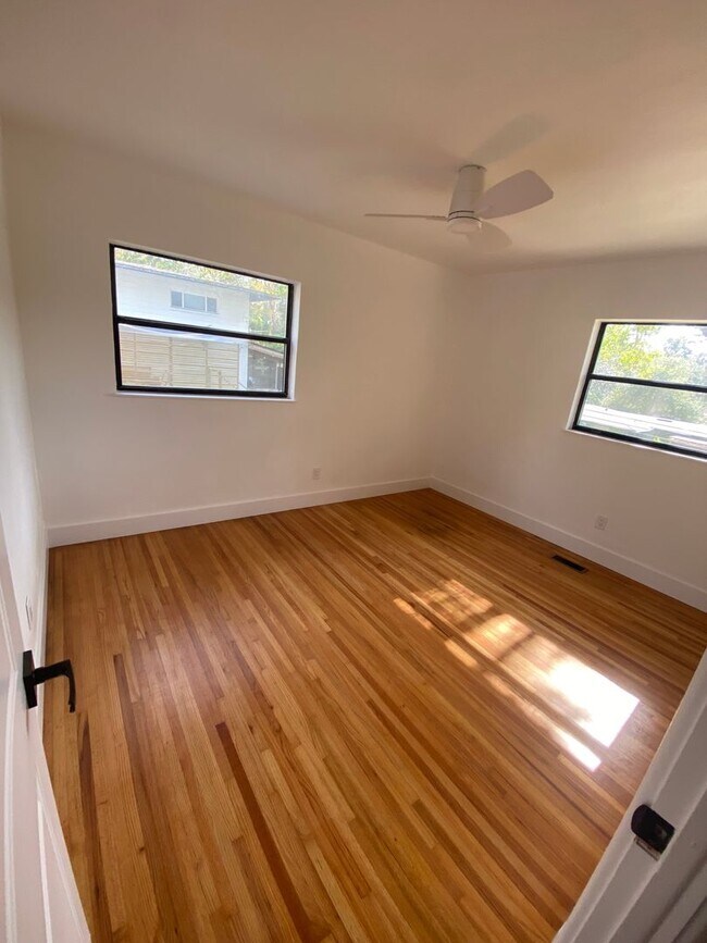 Building Photo - Fully renovated with new appliances, 5 bed...