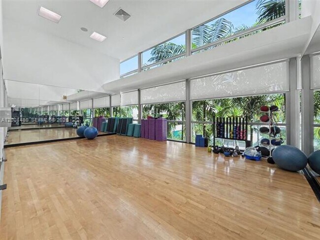 Building Photo - 2950 NE 188th St