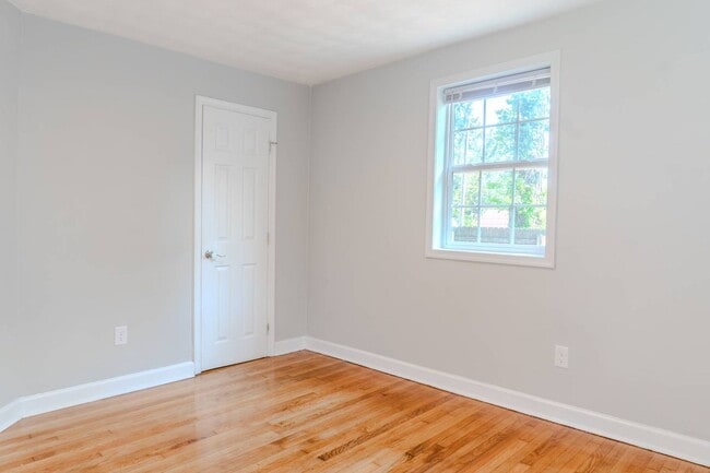 Building Photo - Charming Portsmouth Home with Spacious Backyard