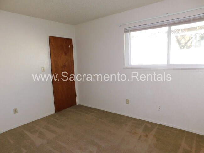 Building Photo - Spacious 2bd/1 ba Foothill Farms Duplex Wi...
